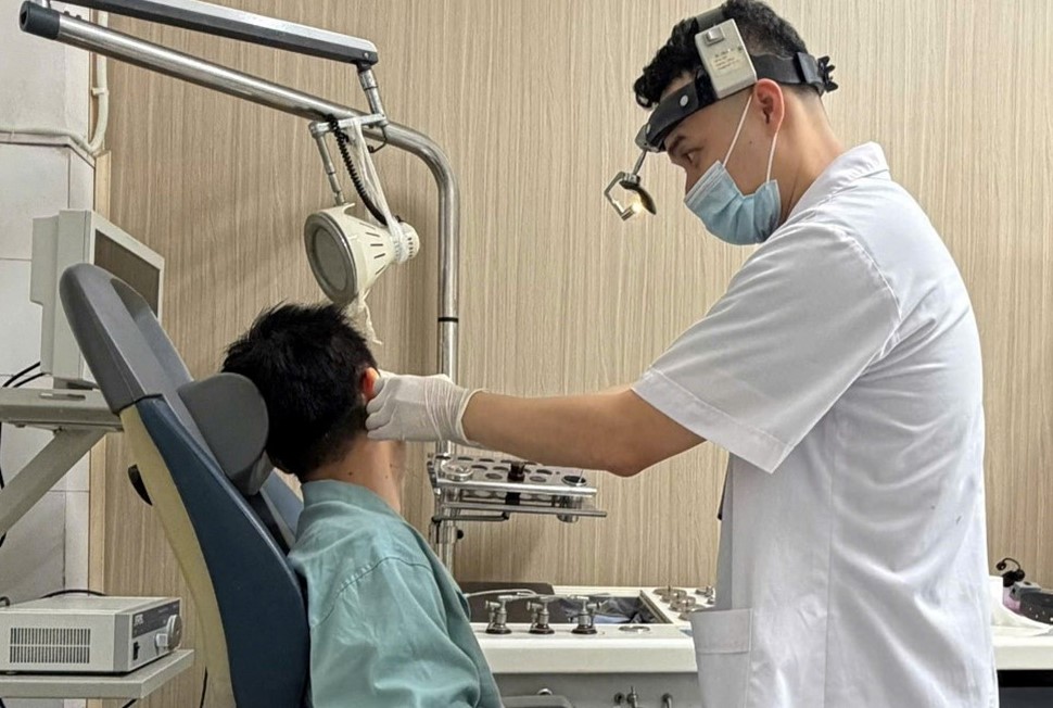 Người đàn ông 56 tuổi hoảng loạn vì ong vò vẽ sống trong tai- Ảnh 1.