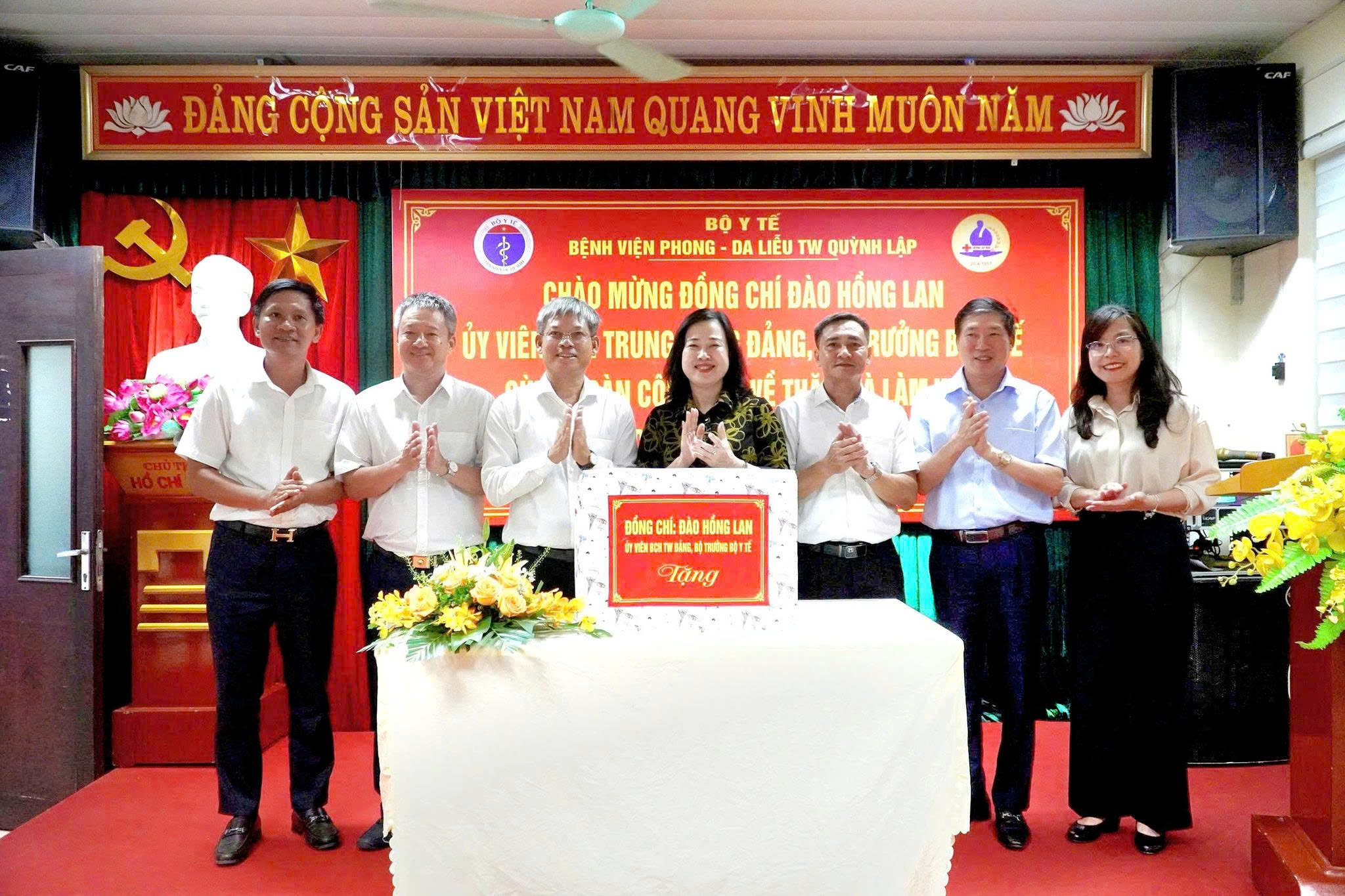 phong-al12-17790046160291182264996 Bộ trưởng Đào Hồng Lan: Sẽ bảo đảm chế độ tốt hơn cho cán bộ y tế điều trị bệnh phong- Ảnh 5.