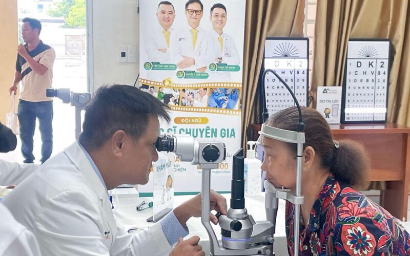 Bệnh viện Mắt Á Châu tầm soát bệnh lý mắt cho người dân Long Hải