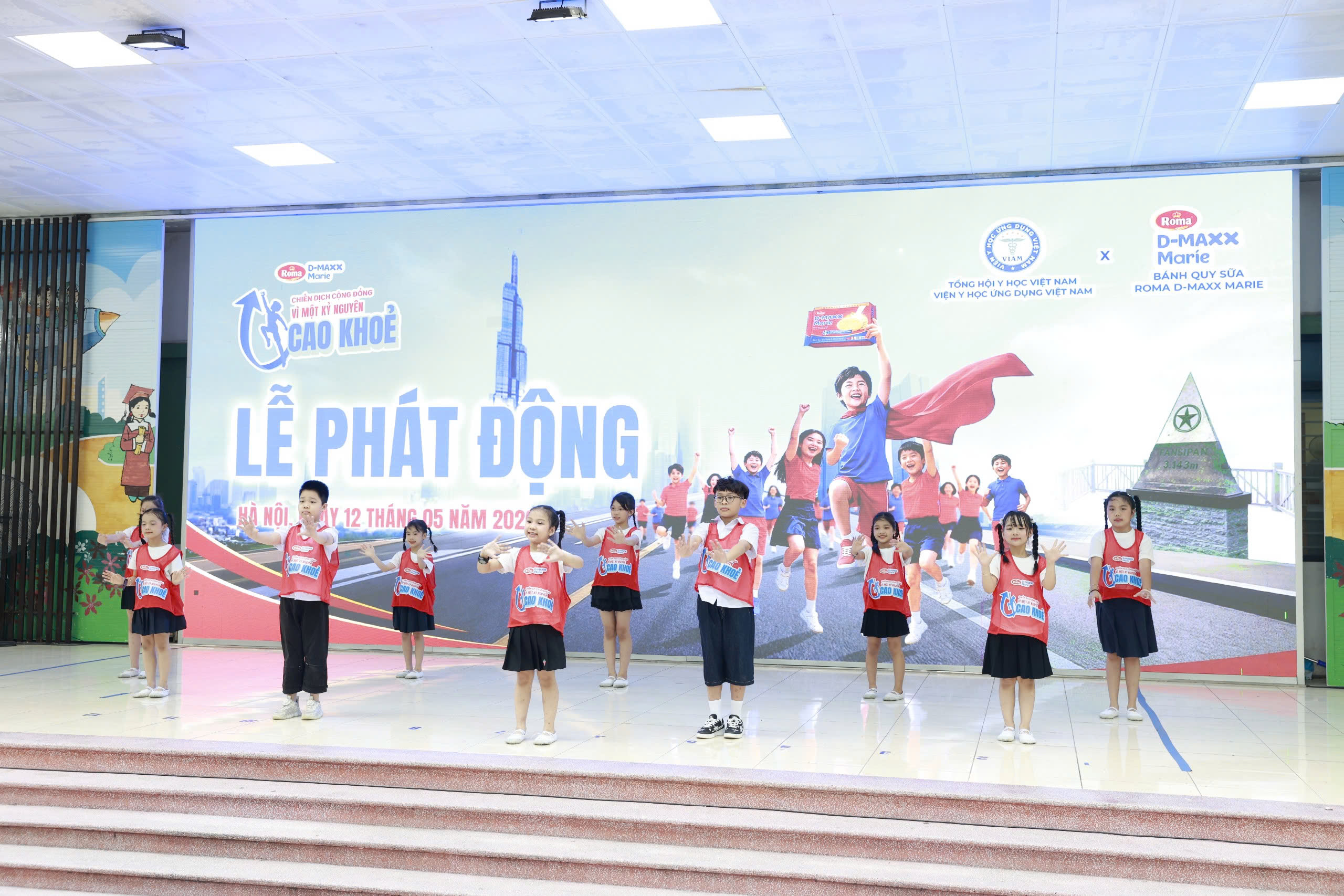 san-khau-dong-dien-dieu-nhay-maxd-cua-cac-em-hoc-sinh-17785747192681000674215 Những việc cần làm trong 'thời điểm vàng' phát triển chiều cao của trẻ- Ảnh 3.