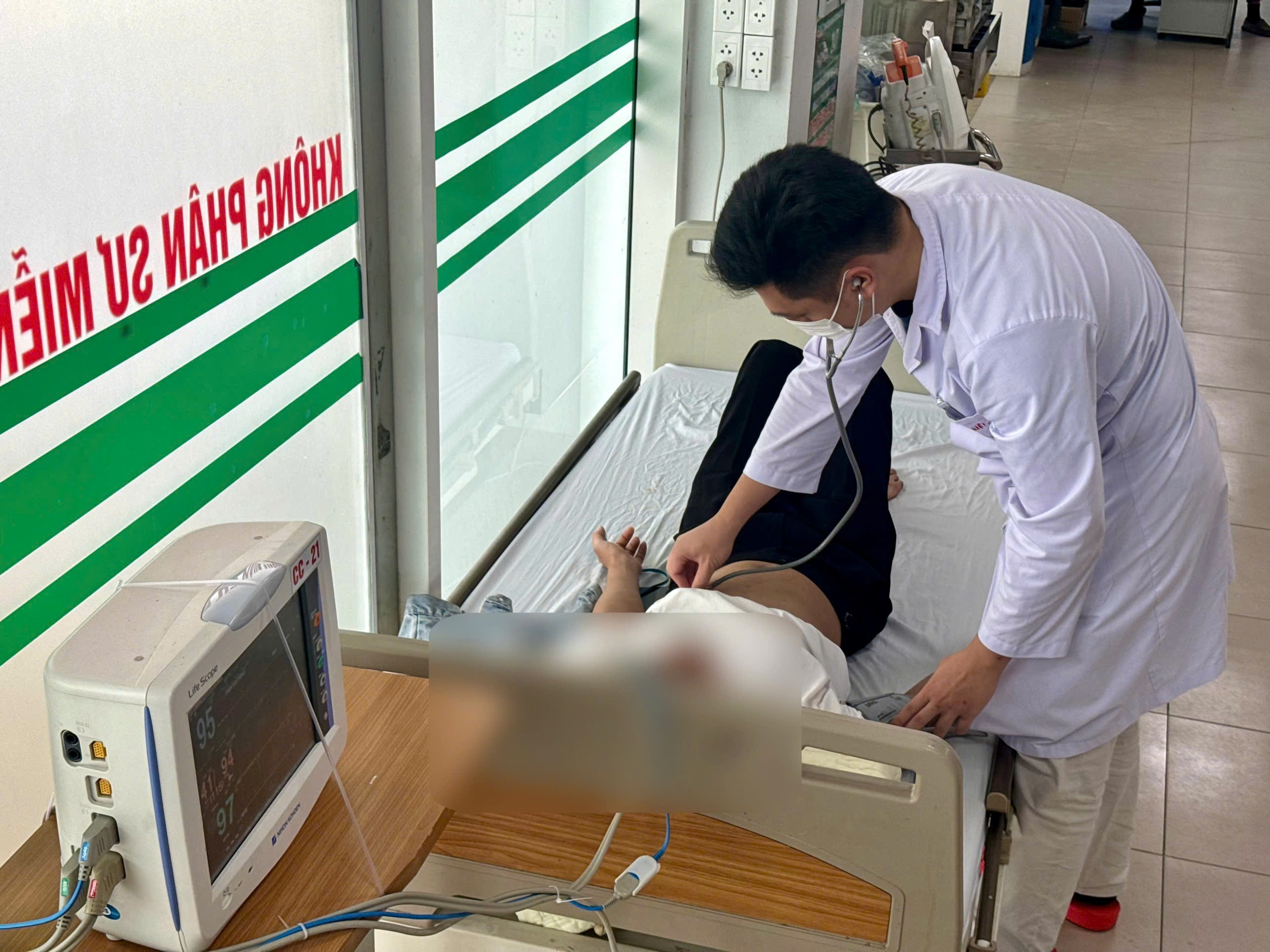 Shipper ngất xỉu, va chạm với ô tô do say nắng- Ảnh 1.