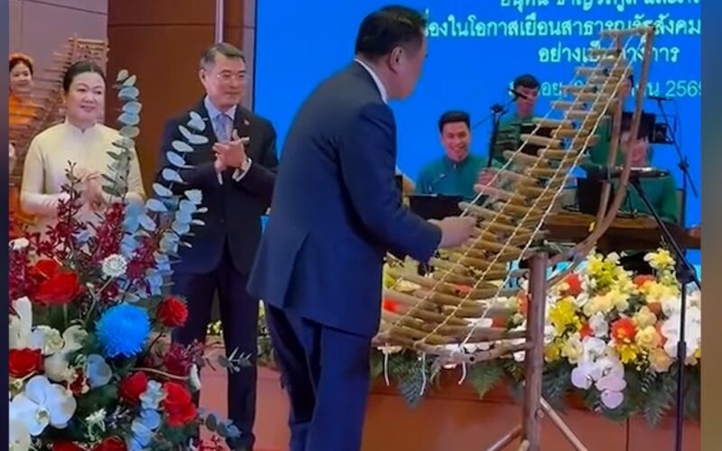 Thủ tướng Thái Lan gây bất ngờ khi chơi đàn T’rưng của Việt Nam