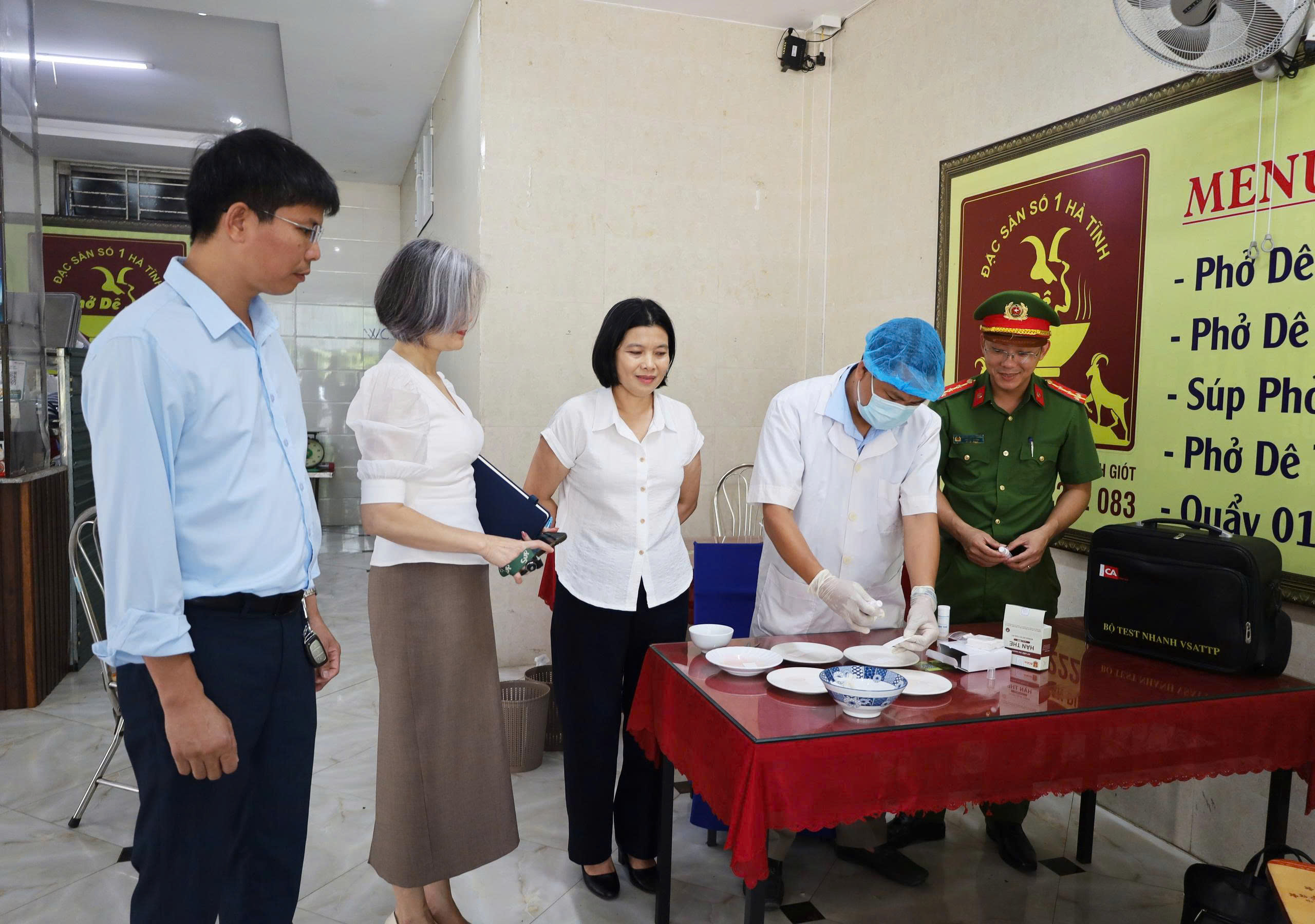 tet-nhanh-thuc-pham-tai-cac-co-so-kinh-dich-vu-an-uong-17798344531052053439592 Hà Tĩnh tăng cường đảm bảo an toàn thực phẩm mùa nắng nóng- Ảnh 3.