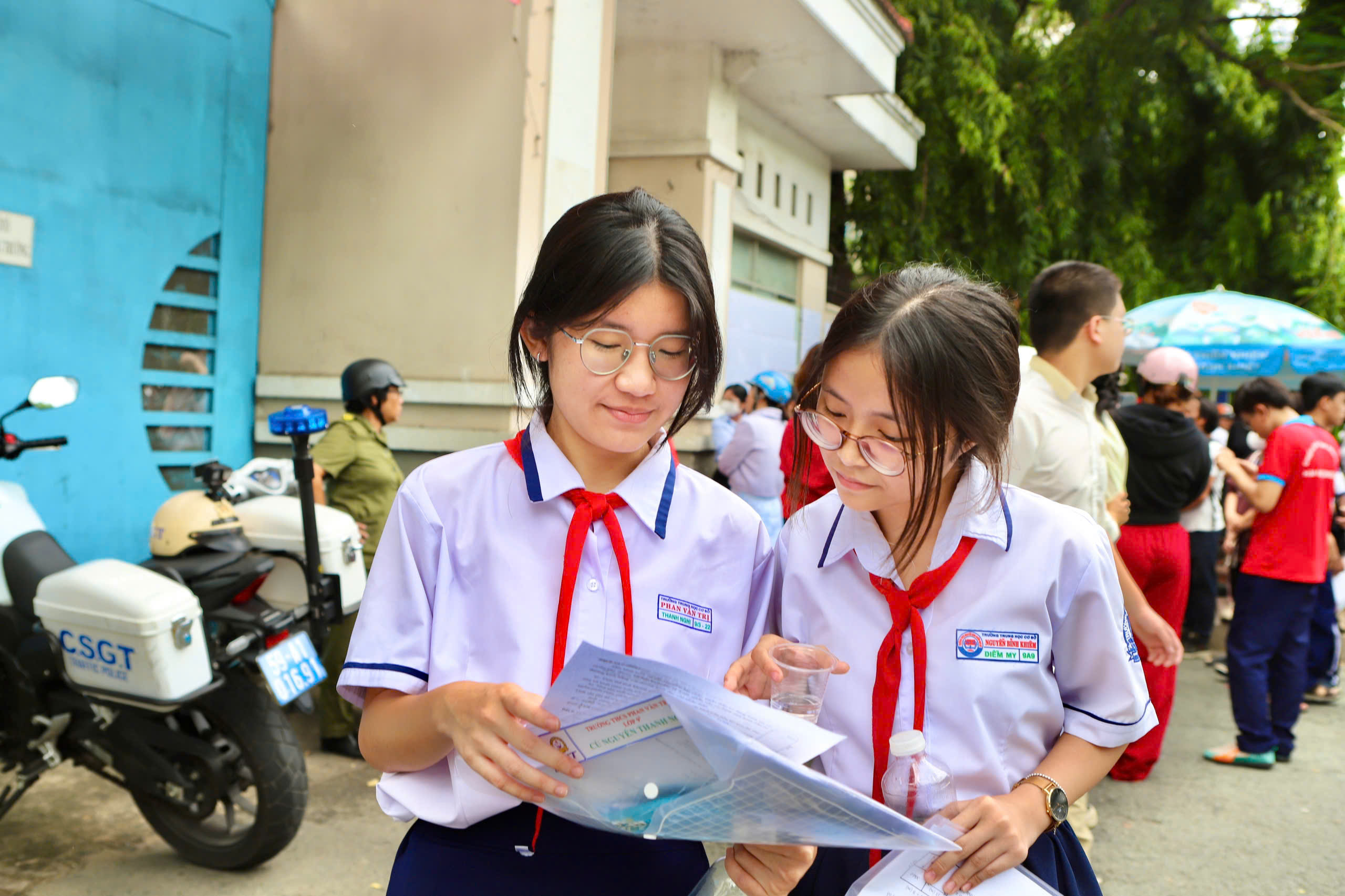 Thi lớp 10 tại TPHCM: Thí sinh nói đề Toán vừa sức, tự tin ‘bỏ túi’ điểm khá- Ảnh 4.