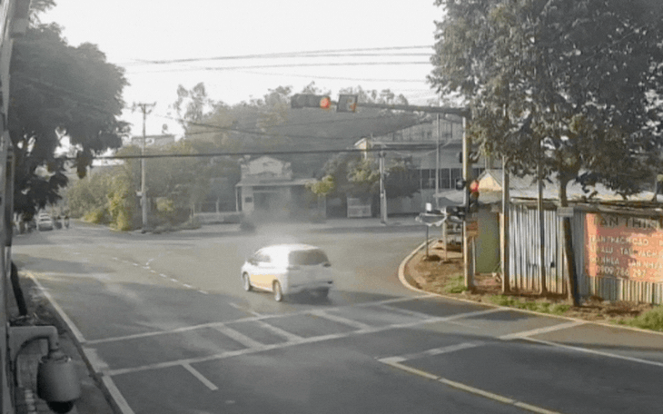 Video xe ô tô vượt đèn đỏ khi chỉ còn 3 giây và cái kết