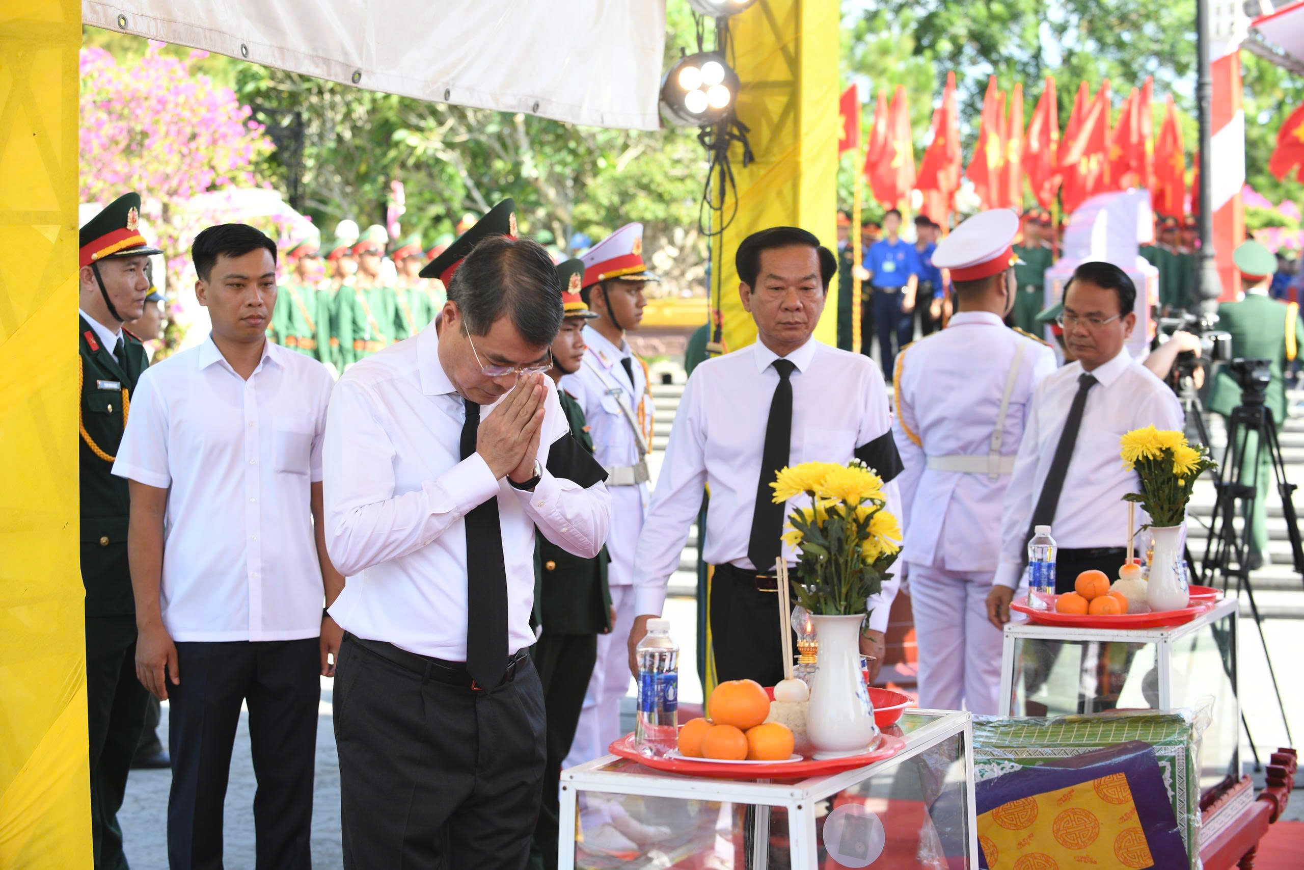 thu-tuong-6-17795149766441514960705-1 Thủ tướng Lê Minh Hưng dự lễ an táng 28 hài cốt liệt sĩ quân tình nguyện tại Quảng Trị- Ảnh 2.