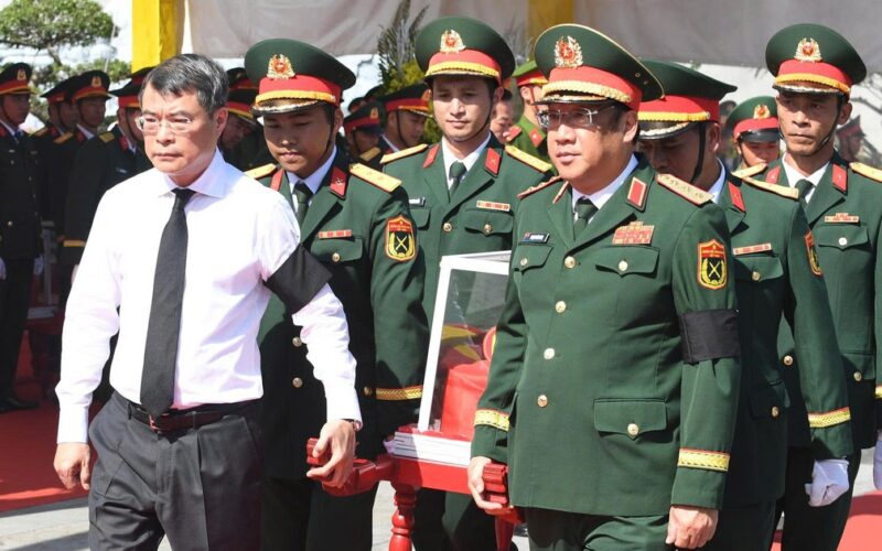 Thủ tướng Lê Minh Hưng dự lễ an táng 28 hài cốt liệt sĩ quân tình nguyện tại Quảng Trị