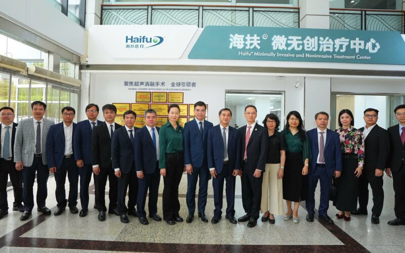 Đoàn công tác Bộ Y tế Việt Nam thăm và làm việc tại Bệnh viện Trung tâm TP Toại Ninh và cơ sở nghiên cứu công nghệ y học siêu âm của Trung Quốc