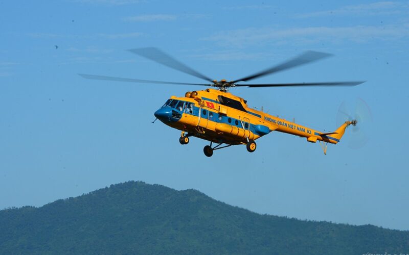 Trực thăng Không quân bay huấn luyện giữa nắng nóng Sơn Tây