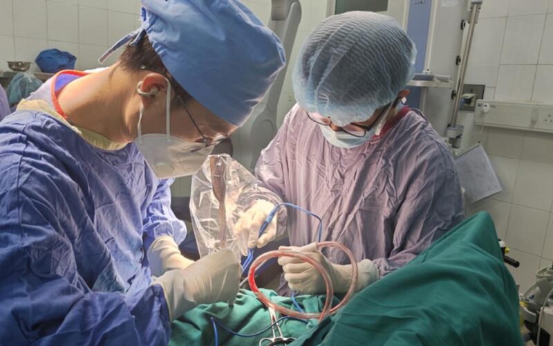 Bé trai nhập viện cấp cứu khẩn do bị dao cắm vào đầu trong lúc chơi đùa