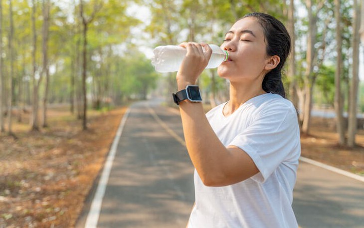 woman-drinking-water-17796834607991287164579-28-0-481-724-crop-17796834666052035683983-2 Nắng nóng đỉnh điểm - nên uống nước như thế nào để đảm bảo sức khỏe?