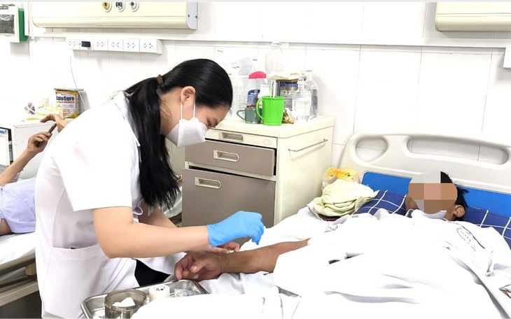 Shipper ngất xỉu, va chạm với ô tô do say nắng- Ảnh 2.