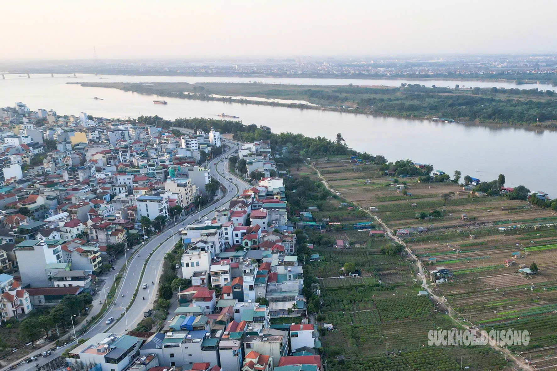 z7812333366378a5343513677fb6504eaa57db5386ec47-17784626069011300745245 Hà Nội họp xem xét thông qua siêu dự án Trục đại lộ cảnh quan sông Hồng- Ảnh 1.