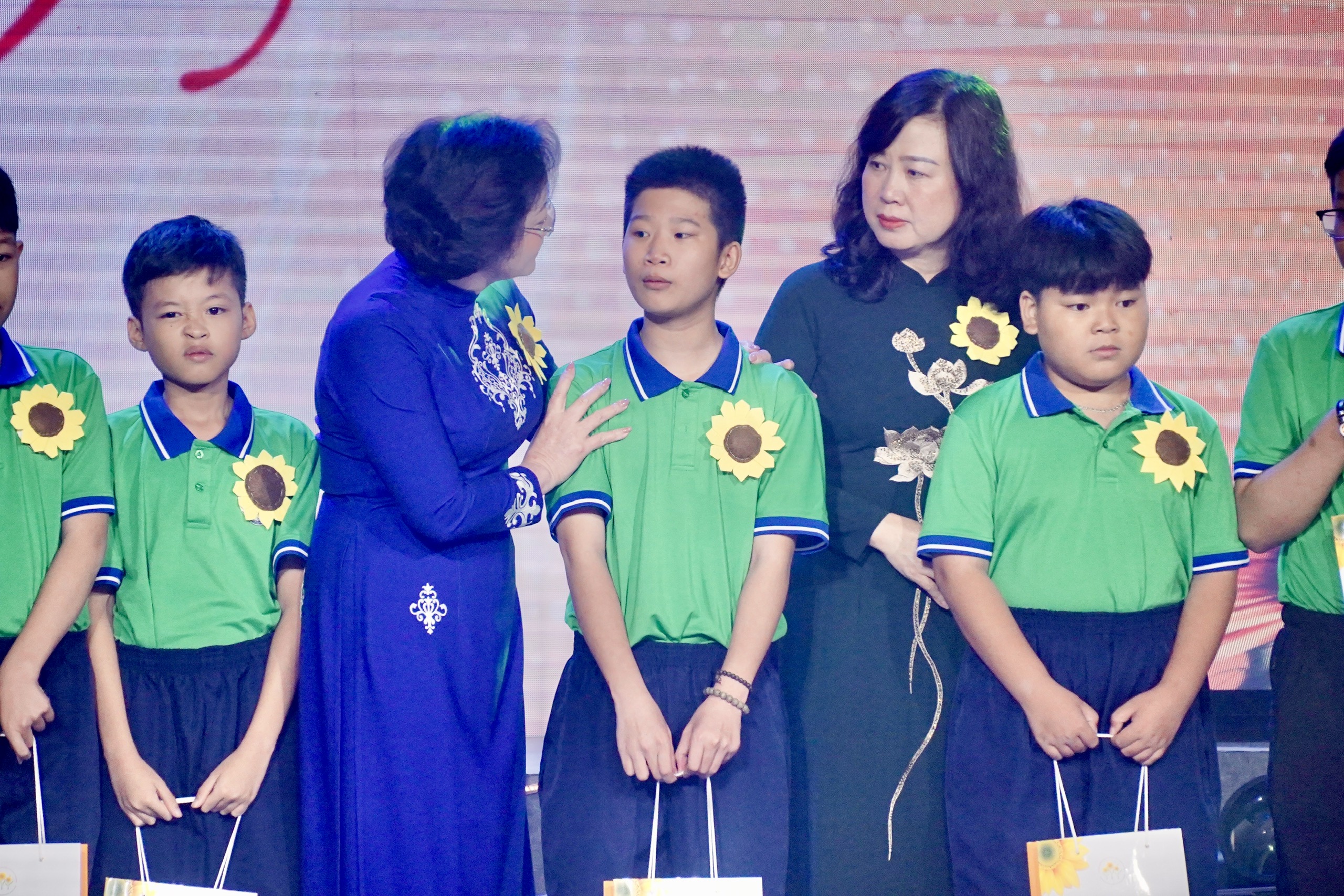 z7858393075248b7baf1763f912323194a7ba0bcb864d0-17795513265851167118885 Phó Thủ tướng Phạm Thị Thanh Trà: Không để bệnh nhân ung thư nghèo đơn độc trong cuộc chiến giành sự sống- Ảnh 2.