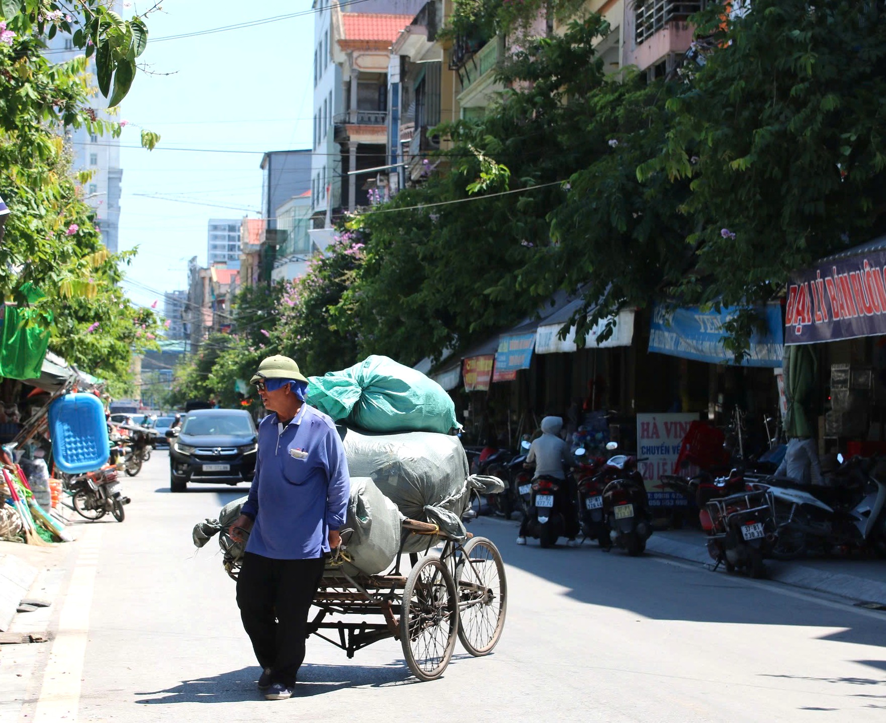 z787480840967778f84b77bd40da07f1cf3040119e73da-1779954515519341339245 Người lao động oằn mình kiếm sống giữa nắng nóng cực điểm- Ảnh 4.