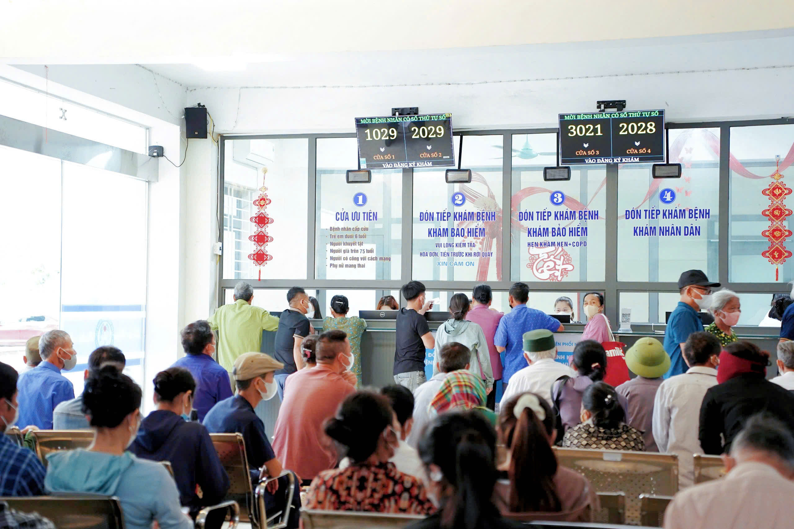 Gần 200 người cao tuổi được khám, sàng lọc bệnh hô hấp miễn phí- Ảnh 2.