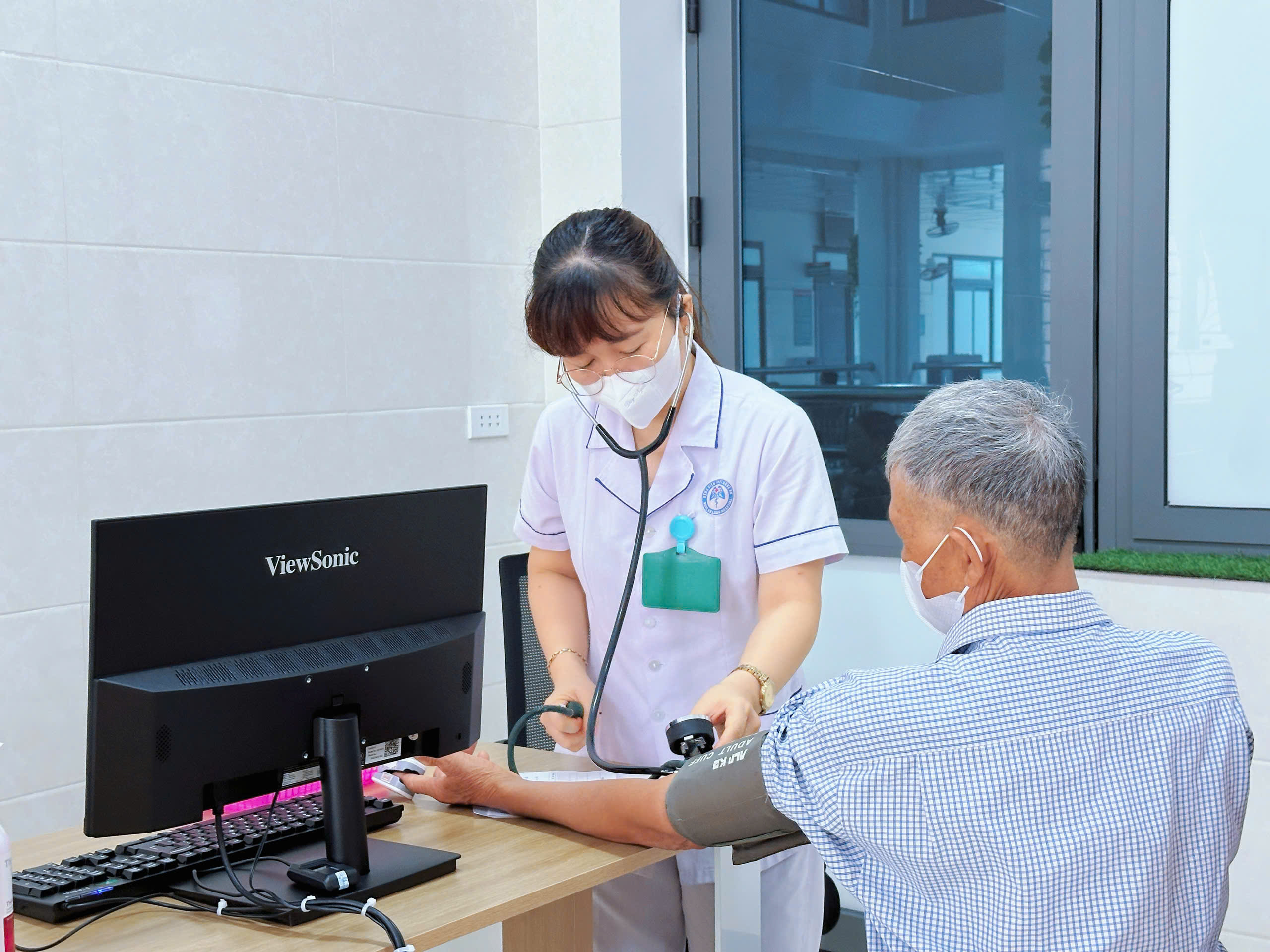 Gần 200 người cao tuổi được khám, sàng lọc bệnh hô hấp miễn phí- Ảnh 3.