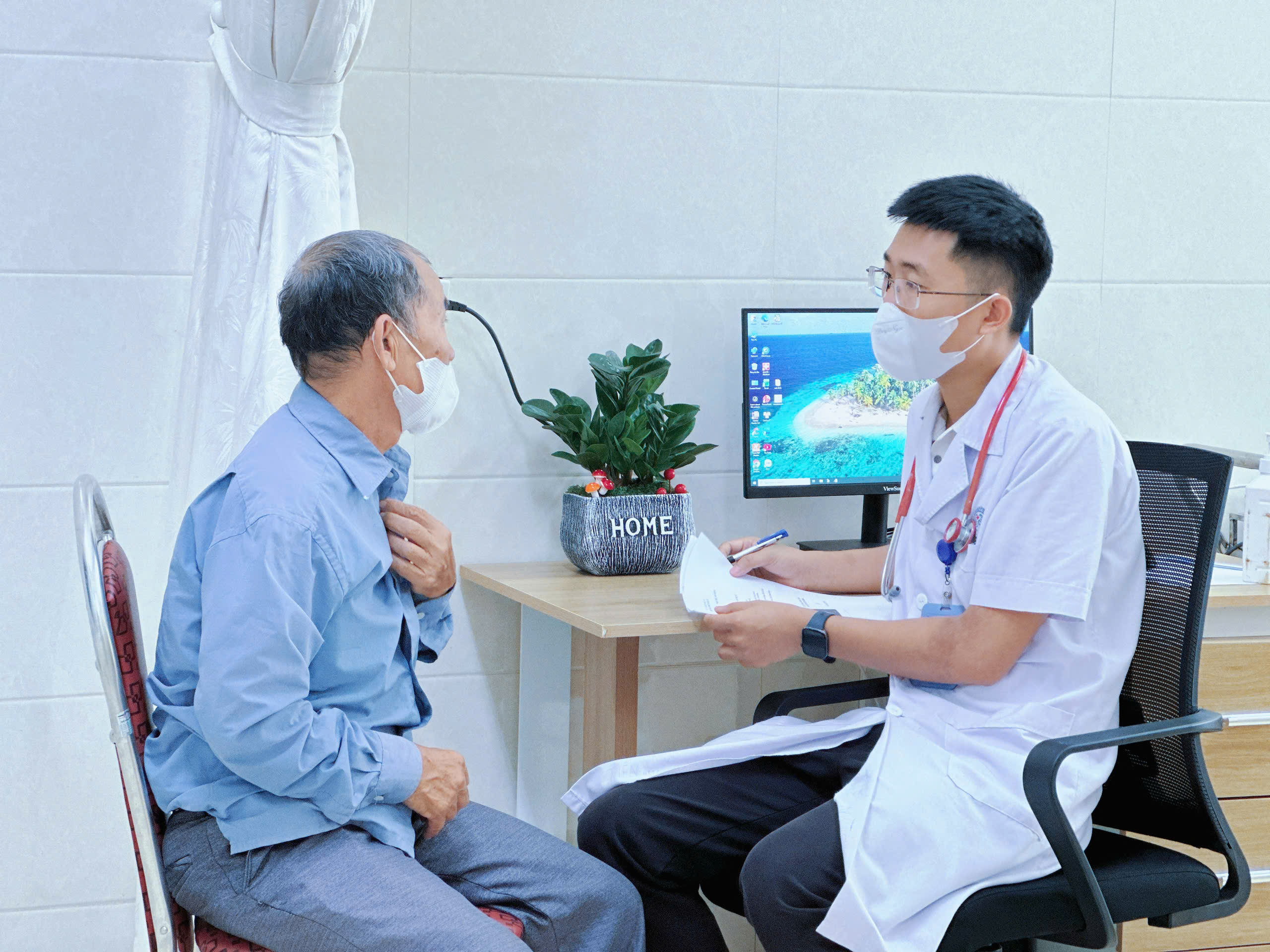 Gần 200 người cao tuổi được khám, sàng lọc bệnh hô hấp miễn phí- Ảnh 1.