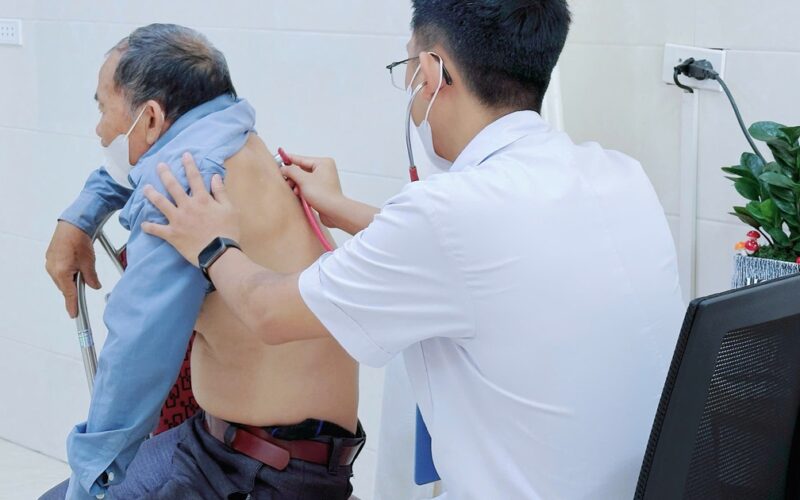 Gần 200 người cao tuổi được khám, sàng lọc bệnh hô hấp miễn phí