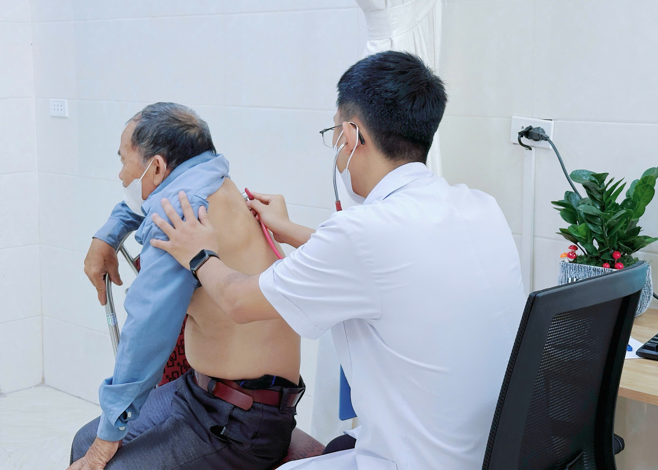 Gần 200 người cao tuổi được khám, sàng lọc bệnh hô hấp miễn phí- Ảnh 4.