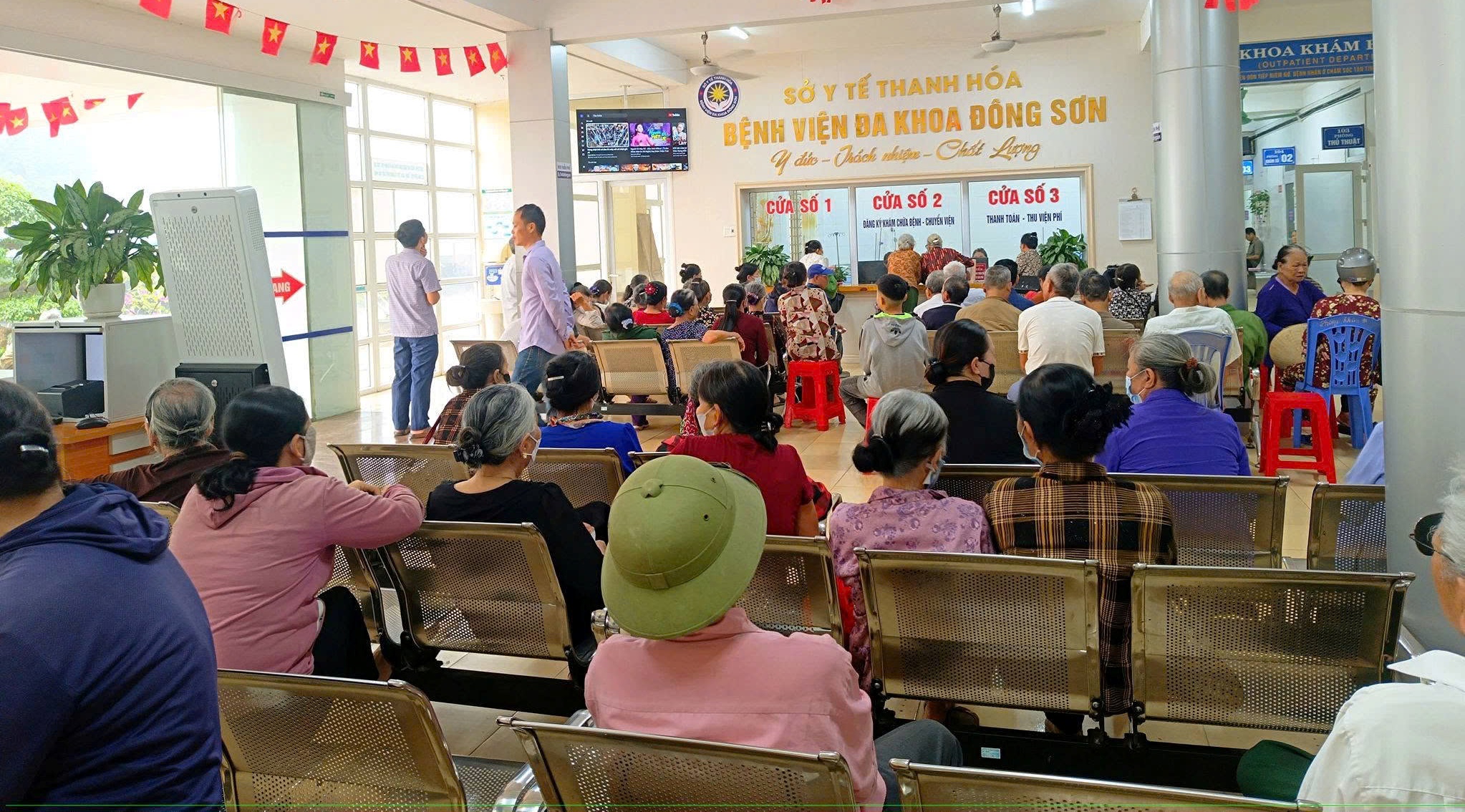 Quy trình 'một cửa' ở bệnh viện trên địa bàn phường giúp người dân khám nhanh, thủ tục gọn  
- Ảnh 1.