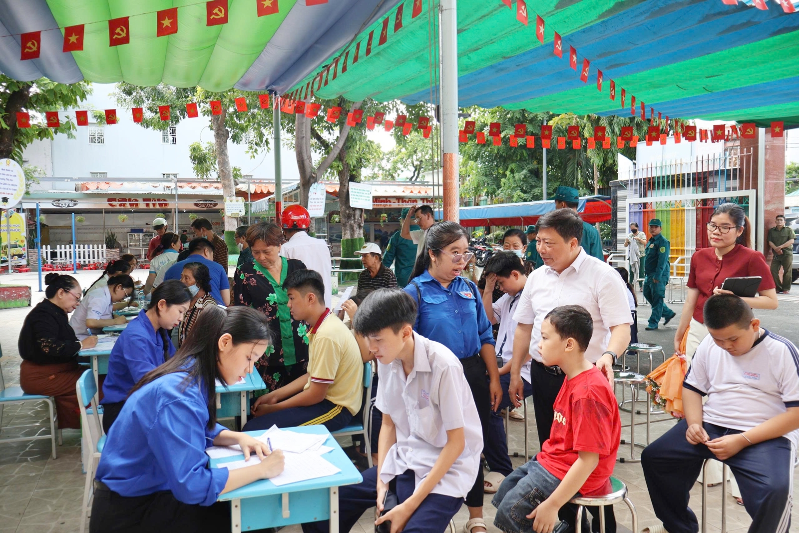300 liều vaccine cúm đến với người dân phường Bình Tây, TPHCM- Ảnh 2.