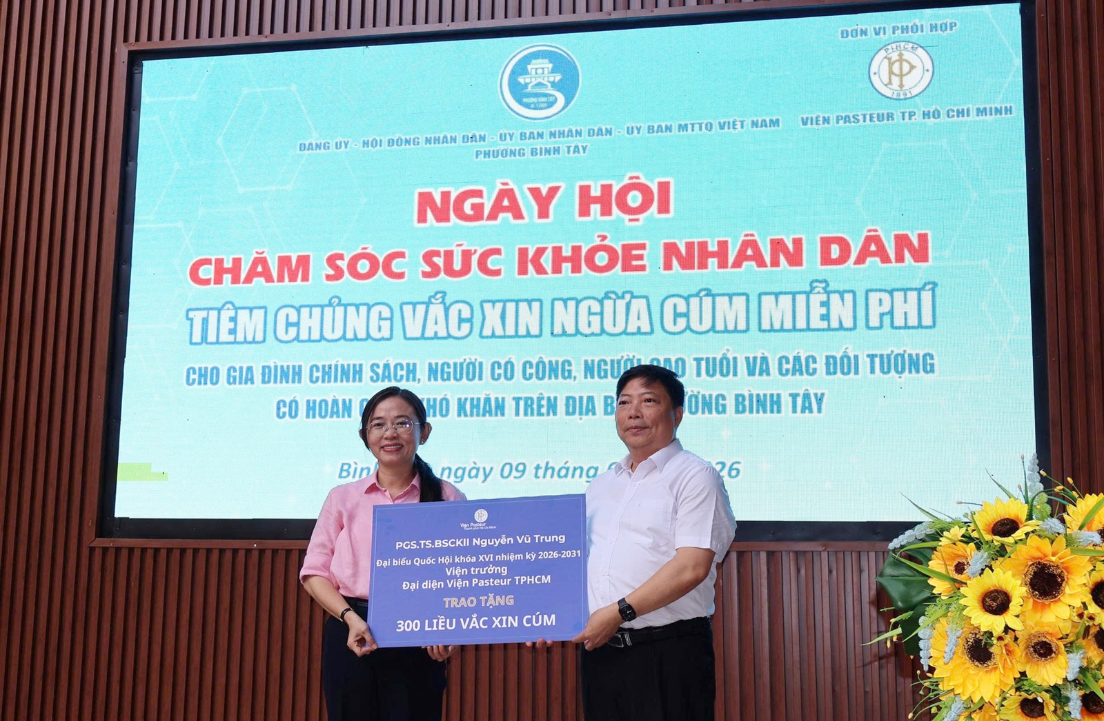 300 liều vaccine cúm đến với người dân phường Bình Tây, TPHCM- Ảnh 1.