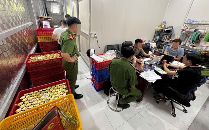 Cận cảnh kho hàng 15 tấn hũ yến giả của đối tượng 9X chuyên livestream lừa khách- Ảnh 11.