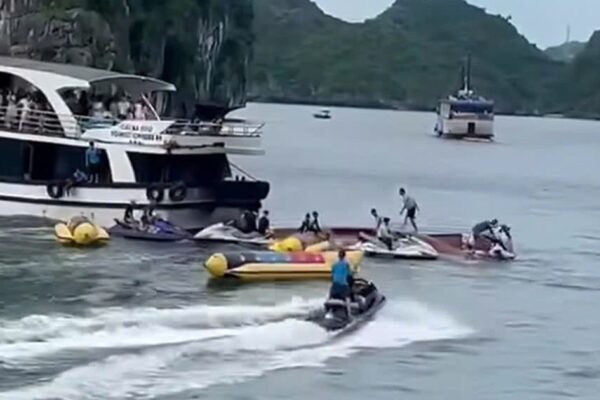 Công an Hải Phòng thông tin vụ va chạm thuyền máy và tàu du lịch trên Vịnh Lan Hạ khiến một nữ du khách tử vong