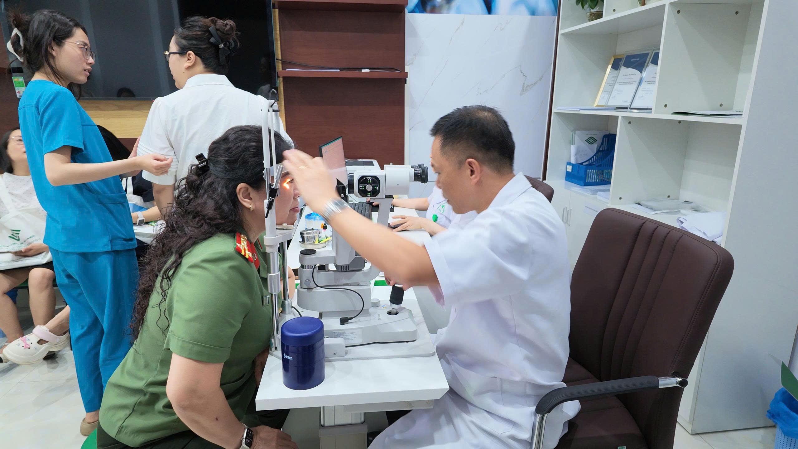 Gần 100 nhà báo, phóng viên được khám, chăm sóc mắt miễn phí- Ảnh 6.