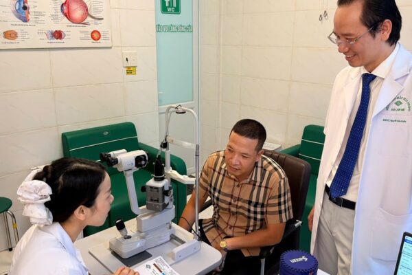 Gần 100 nhà báo, phóng viên được khám, chăm sóc mắt miễn phí