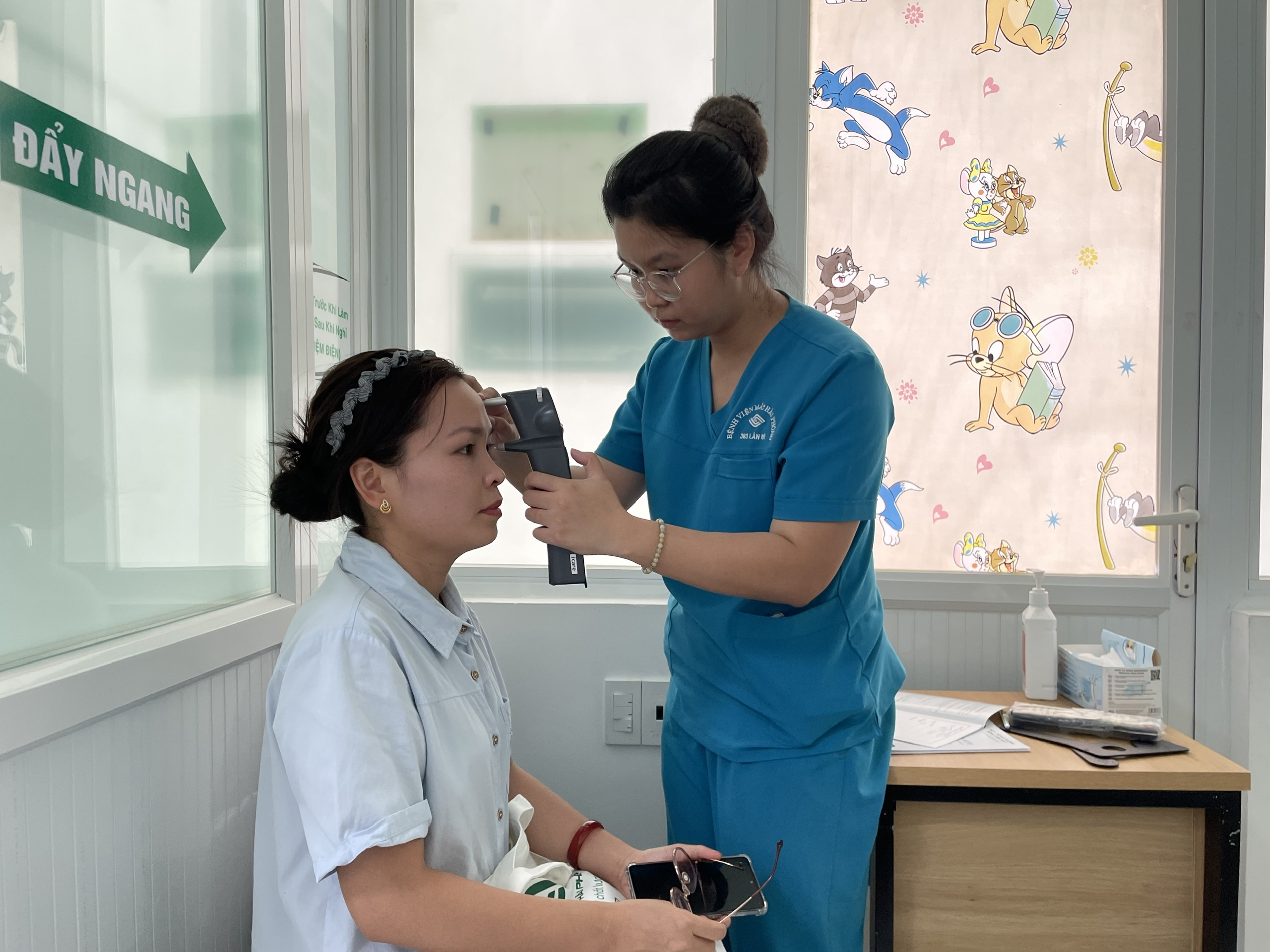 Gần 100 nhà báo, phóng viên được khám, chăm sóc mắt miễn phí- Ảnh 4.
