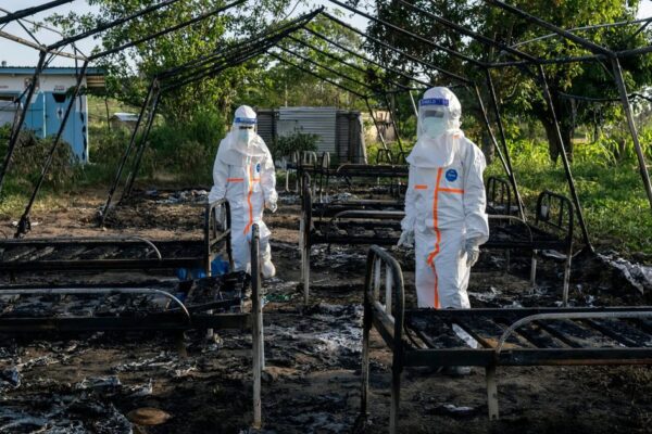 Hiểm họa mới bất ngờ ập xuống các trung tâm điều trị Ebola tại CHDC Congo