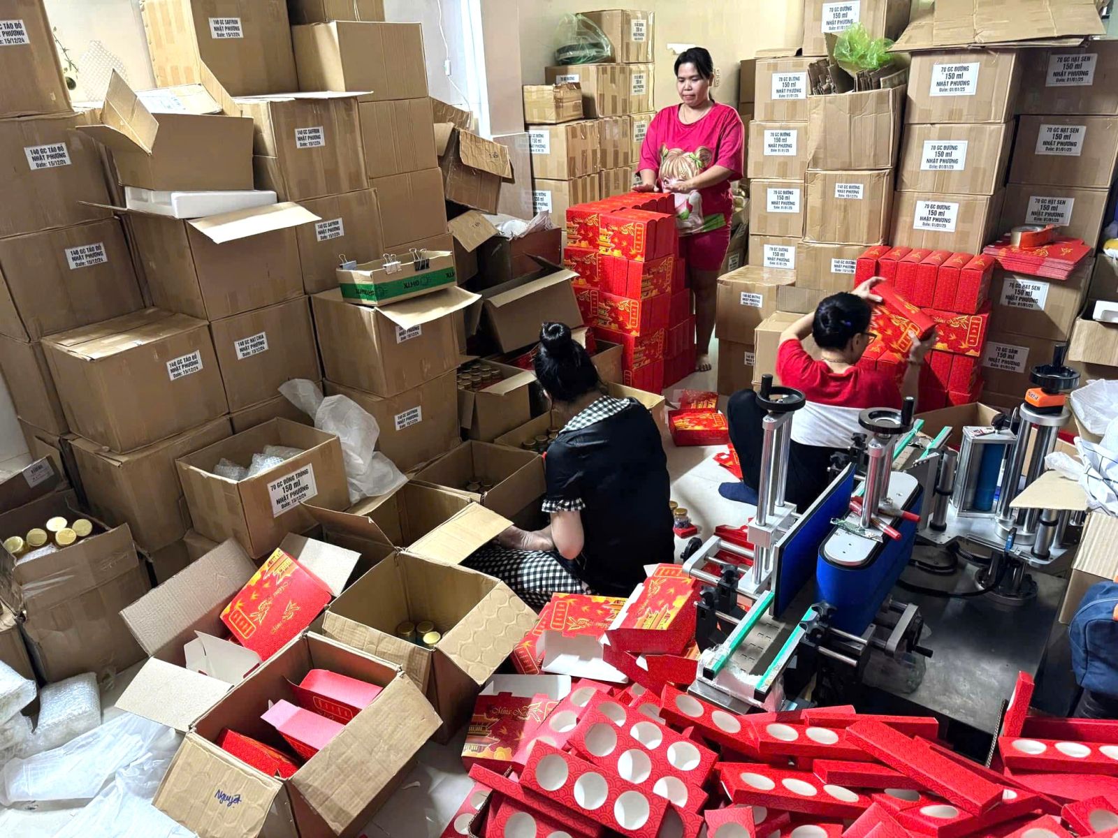 5301-17812769566761250120371 Cận cảnh kho hàng 15 tấn hũ yến giả của đối tượng 9X chuyên livestream lừa khách- Ảnh 5.