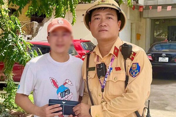 Hà Nội: Đánh rơi ví tiền gần 30 triệu, bất ngờ nhận lại sau chưa đầy 2 giờ