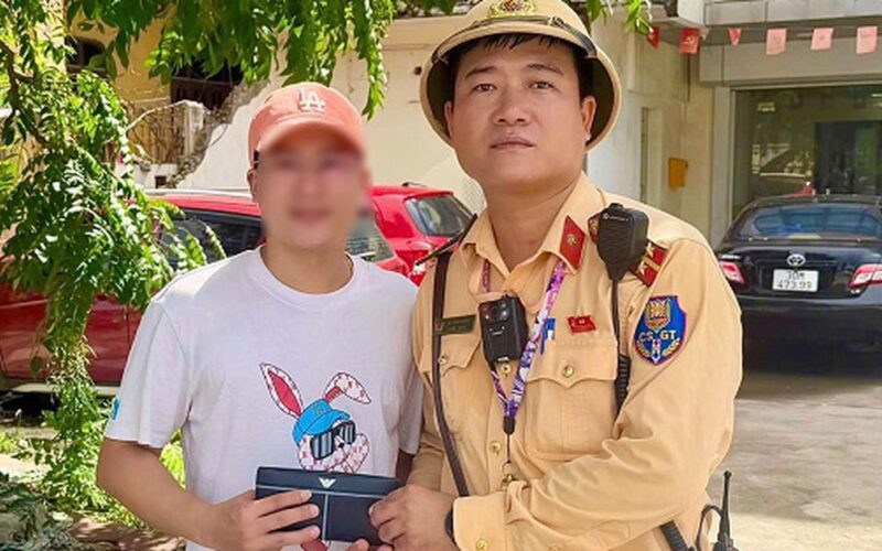 Hà Nội: Đánh rơi ví tiền gần 30 triệu, bất ngờ nhận lại sau chưa đầy 2 giờ