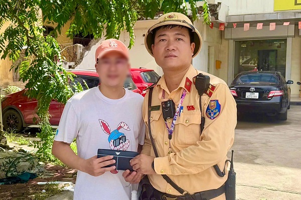 Đánh rơi ví chứa gần 30 triệu trên đường, người đàn ông ở Hà Nội bất ngờ nhận lại sau chưa đầy 2 giờ- Ảnh 1.
