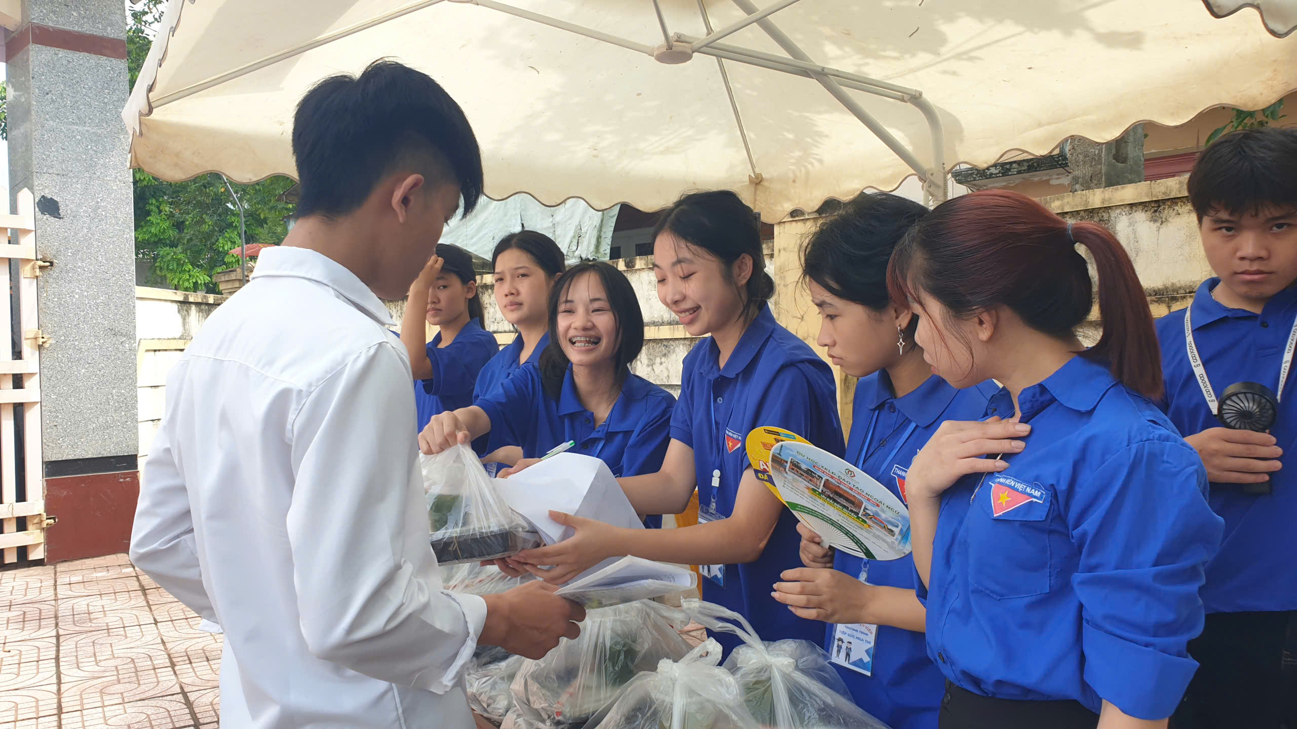 am-long-nhung-suat-com-tiep-suc-si-tu-vuot-vu-mon-1781169394394322676604 Ấm lòng những suất cơm tiếp sức sĩ tử vượt vũ môn- Ảnh 9.