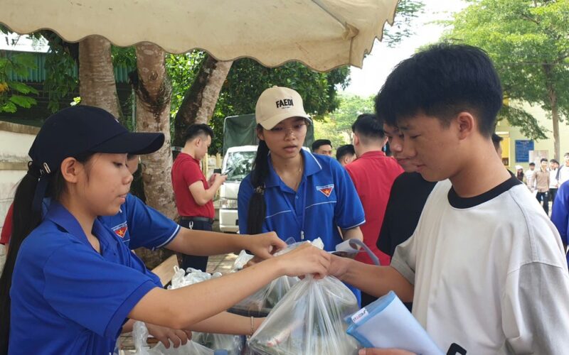 Ấm lòng những suất cơm tiếp sức sĩ tử vượt vũ môn