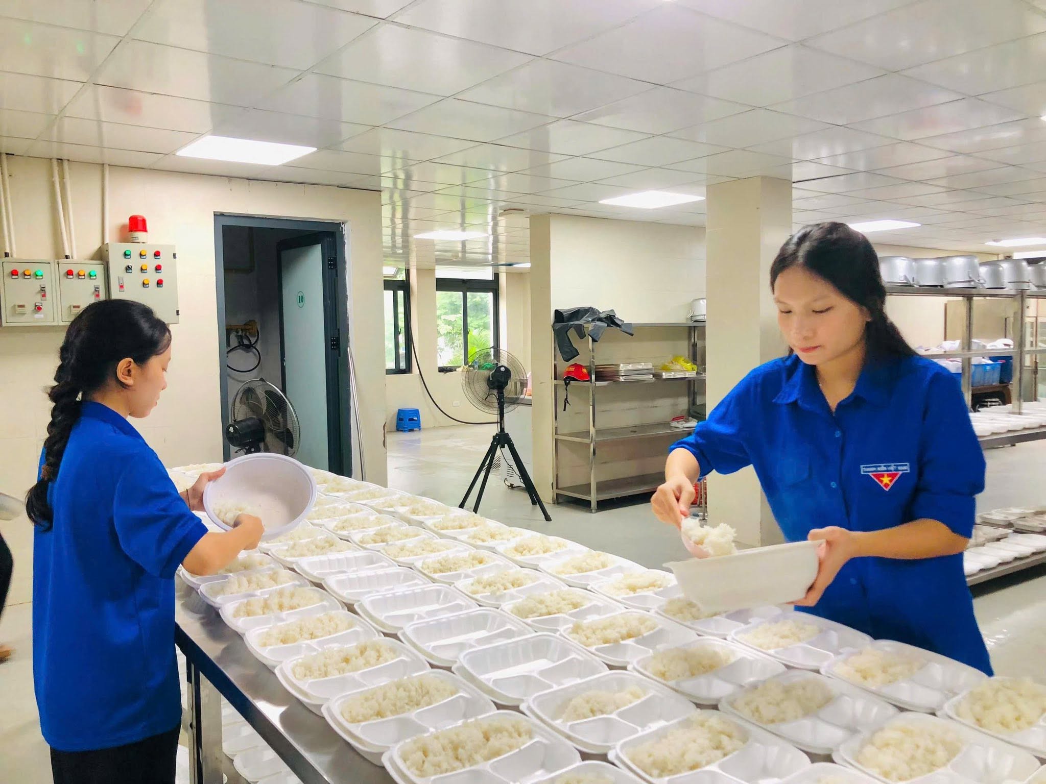 am-long-nhung-suat-com-tiep-suc-si-tu-vuot-vu-mon2-1781169398677464890729 Ấm lòng những suất cơm tiếp sức sĩ tử vượt vũ môn- Ảnh 8.