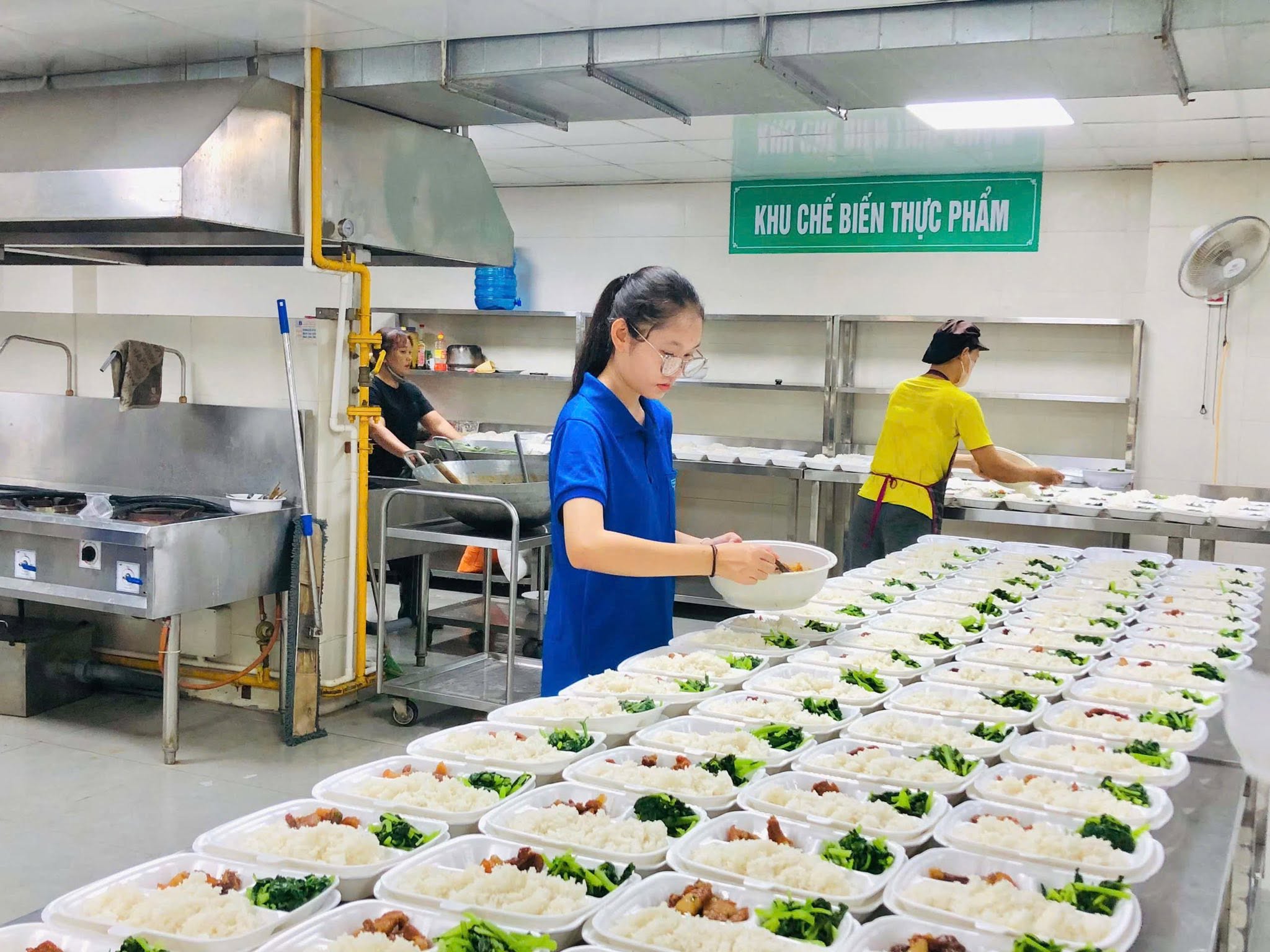 am-long-nhung-suat-com-tiep-suc-si-tu-vuot-vu-mon3-17811693986951360826753 Ấm lòng những suất cơm tiếp sức sĩ tử vượt vũ môn- Ảnh 6.