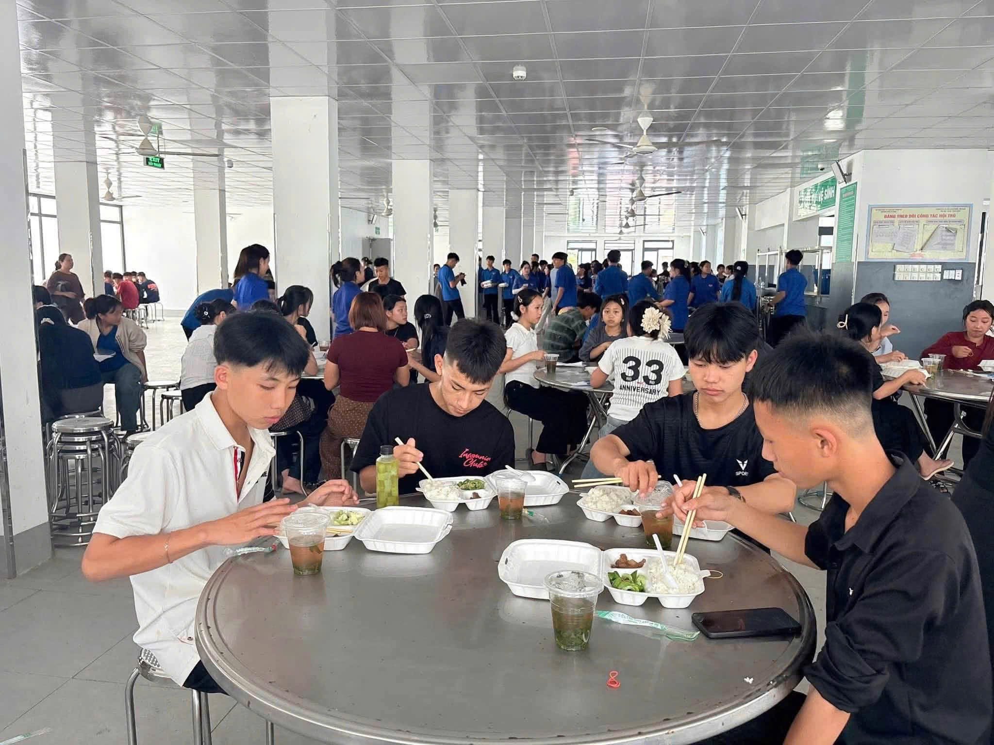 am-long-nhung-suat-com-tiep-suc-si-tu-vuot-vu-mon4-1781169398791124005065 Ấm lòng những suất cơm tiếp sức sĩ tử vượt vũ môn- Ảnh 5.