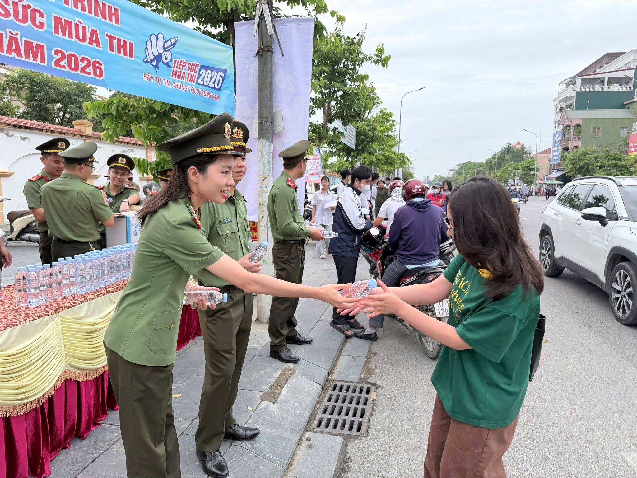 am-long-nhung-suat-com-tiep-suc-si-tu-vuot-vu-mon7-1781169405284965068483 Ấm lòng những suất cơm tiếp sức sĩ tử vượt vũ môn- Ảnh 10.