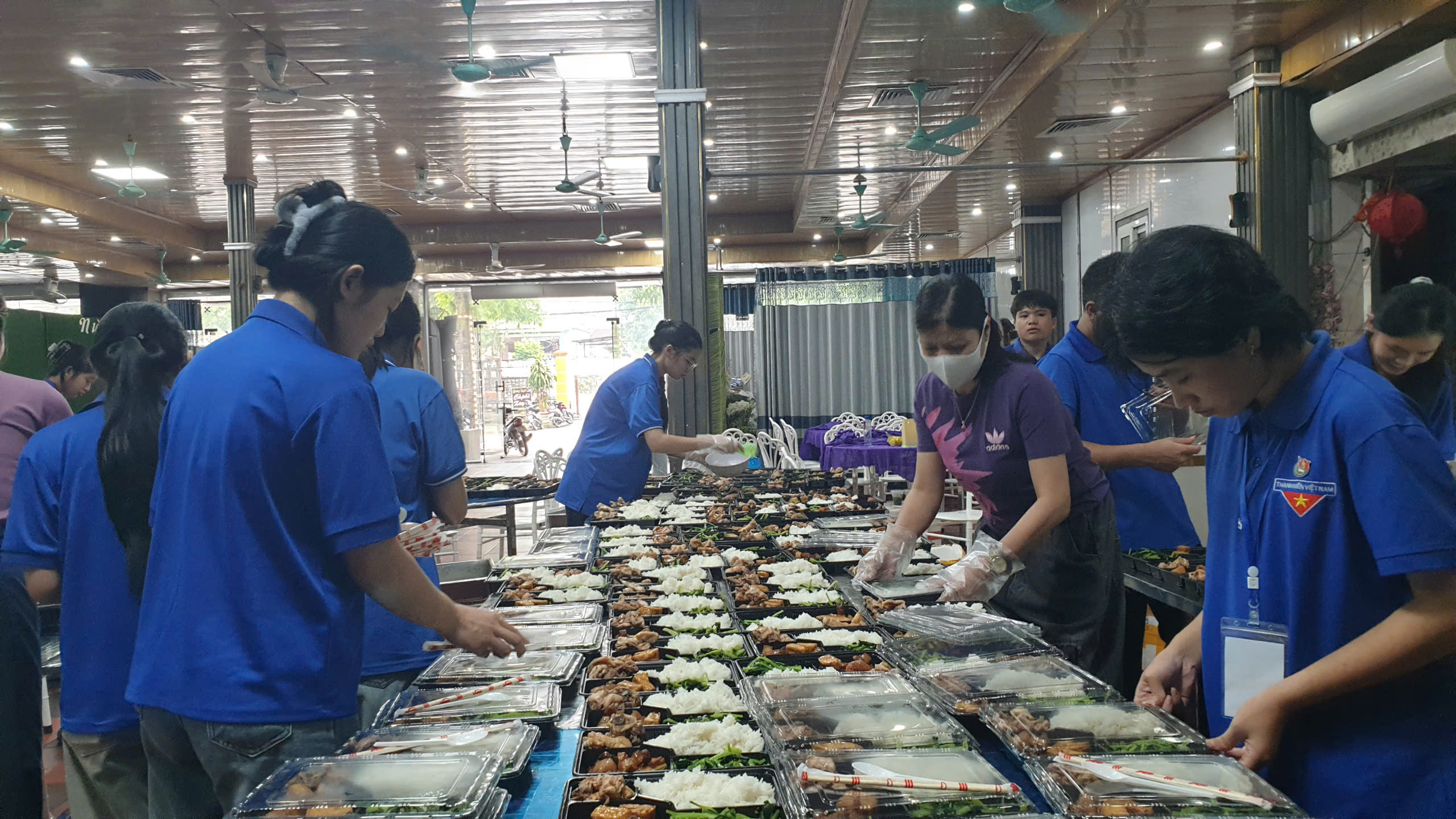 am-long-nhung-suat-com-tiep-suc-si-tu-vuot-vu-mon8-1781169405353208757610 Ấm lòng những suất cơm tiếp sức sĩ tử vượt vũ môn- Ảnh 2.