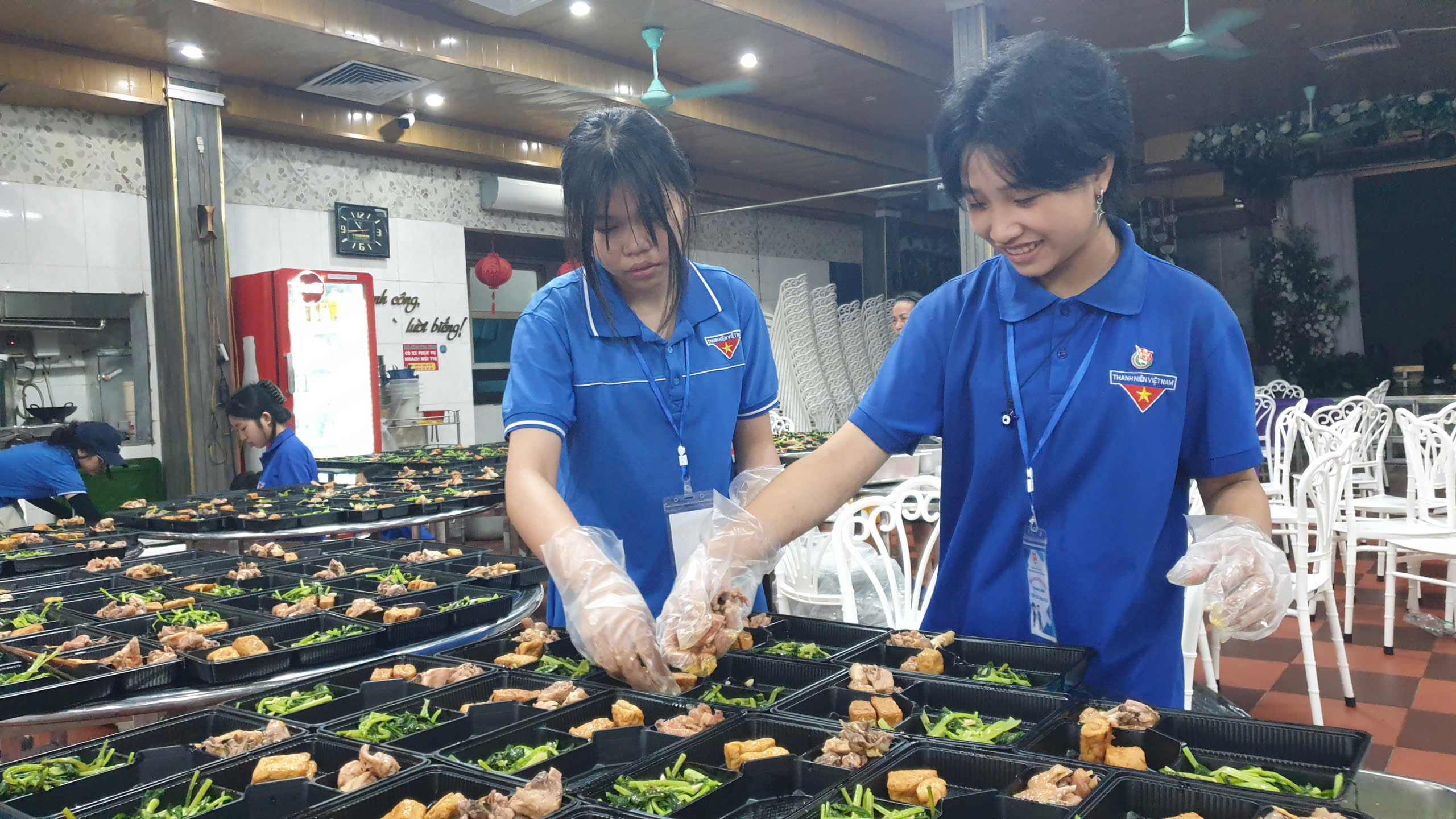 am-long-nhung-suat-com-tiep-suc-si-tu-vuot-vu-mon9-1781169405365141254931 Ấm lòng những suất cơm tiếp sức sĩ tử vượt vũ môn- Ảnh 4.