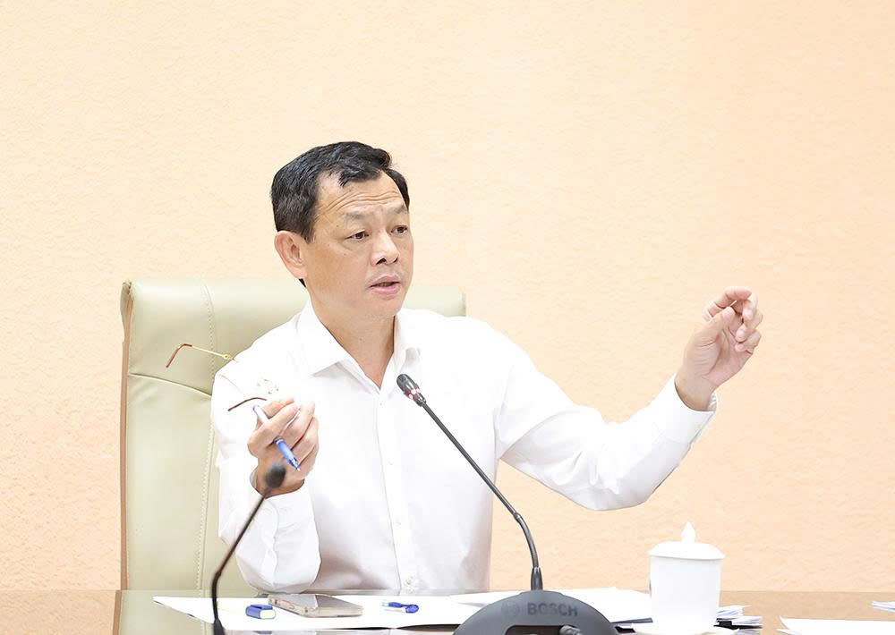 Thứ trưởng Nguyễn Tri Thức yêu cầu đẩy nhanh tiến độ triển khai bệnh án điện tử và cơ sở dữ liệu y tế
- Ảnh 1.