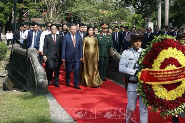 Tổng Bí thư, Chủ tịch nước Tô Lâm dâng hoa tại Tượng đài Chủ tịch Hồ Chí Minh ở Philippines