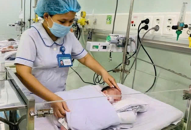 base64-17815206765941226064640 Bé sơ sinh 2 ngày tuổi mang khối u quái nặng 1,1kg- Ảnh 1.