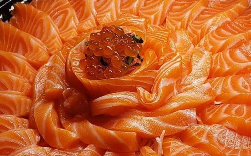 Ăn cá hồi sống hay chín tốt hơn cho sức khỏe?