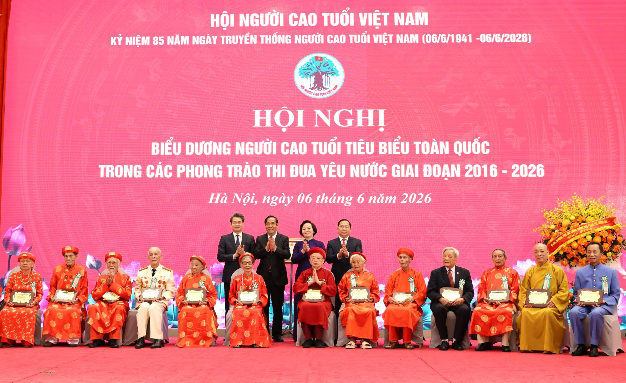 chuc-mung-17807359427851216979497-1 Phó Thủ tướng: Xác định người cao tuổi là nguồn lực, là động lực quan trọng của đất nước- Ảnh 3.